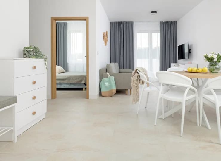 Każdy apartament ma balkon, aneks kuchenny, łazienkę z pralką