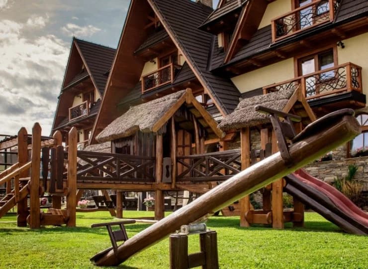 W ogrodzie urządzono plac zabaw dla dzieci, we wnętrzu - pokój zabaw
