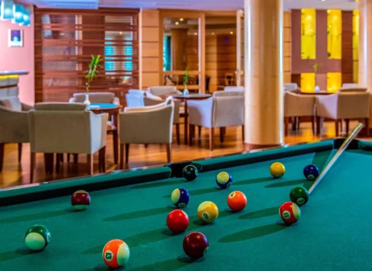Obom Lobby Baru stoi stół do gry w bilard