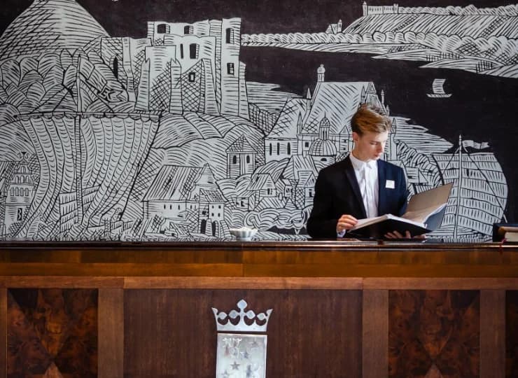 Recepcja Hotelu Król Kazimierz dostępna jest dla gości przez całą dobę