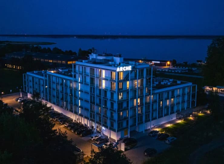 Budynek Fabryki Samolotów nocą