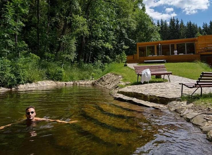 Staw do schładzania jest zasilany wodą z górskiego potoku