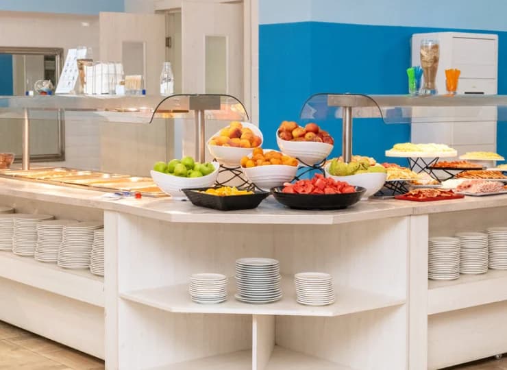 Hotel oferuje opcję all inclusive z codziennymi świeżymi bufetami