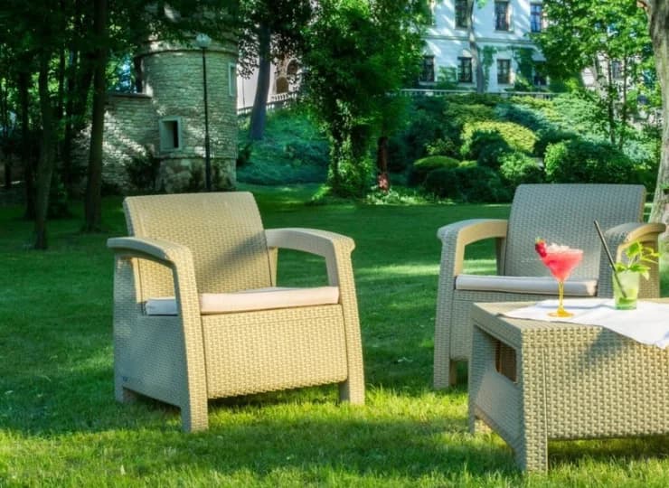 Wiele miejsc wypoczynku znajduje się także w ogrodzie i parku
