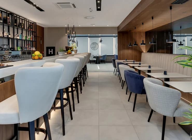 Hotelowe lobby to miejsce dobrych spotkań i drinków