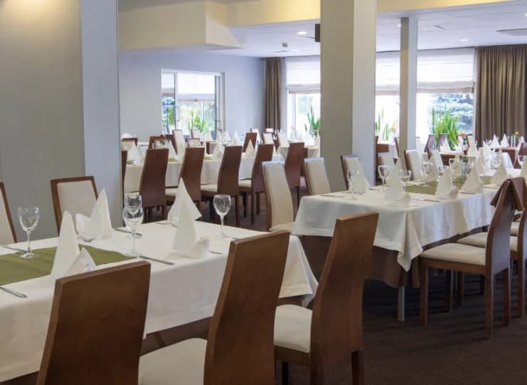 Podczas posiłku można rozkoszować się widokiem na zielony teren wokół hotelu
