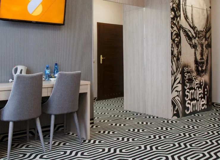 Każdy pokój wyposażony jest w: TV, WiFi, zestaw do parzenia kawy i herbaty