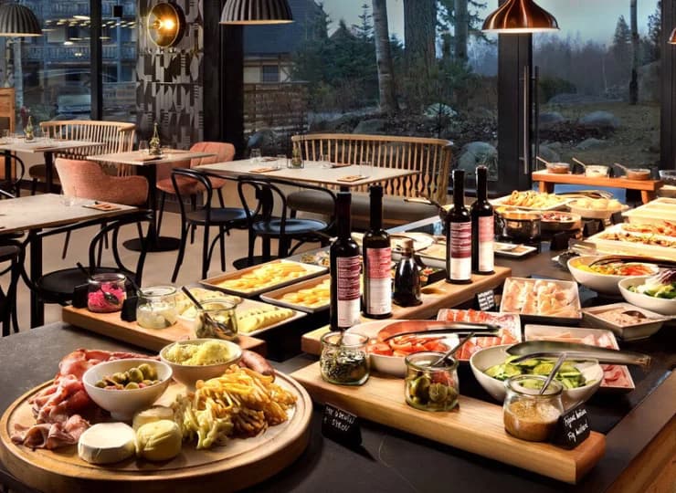 W hotelowym bistro tradycyjne smaki łączą się z nowoczesną sztuką kulinarną