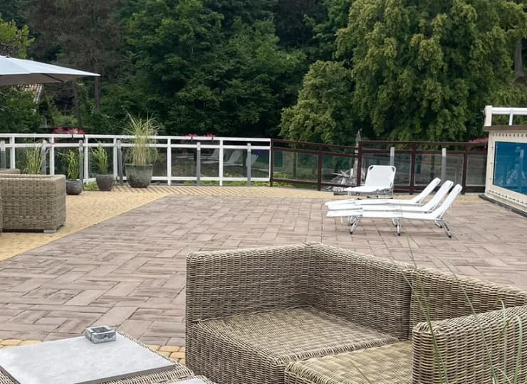 Hotel posiada wakacyjną strefę relaksu przy basenie