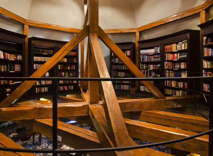 W hotelu znajduje się także Biblioteka Cafe - miejsce pełne literatury i prasy