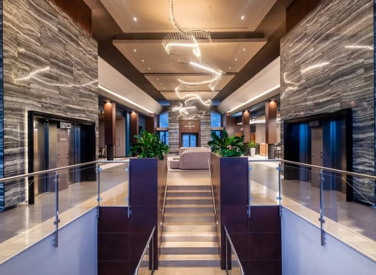Wnętrza hotelu są nowoczesne i wygodne