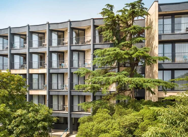 Aminess Casa Lišanj jest otoczony śródziemnomorską roślinnością