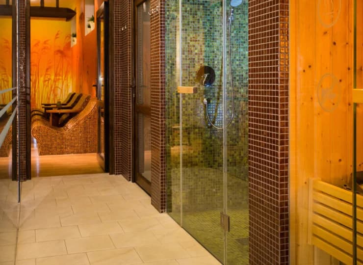 Hotel posiada strefę wellness z saunami, tepidarium i inhalatorium
