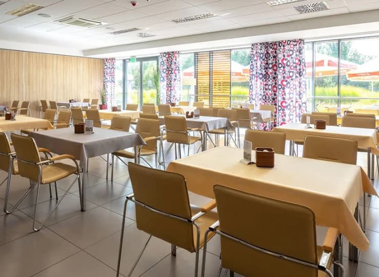 Śniadania podawane są w formie bufetu w sali restauracyjnej