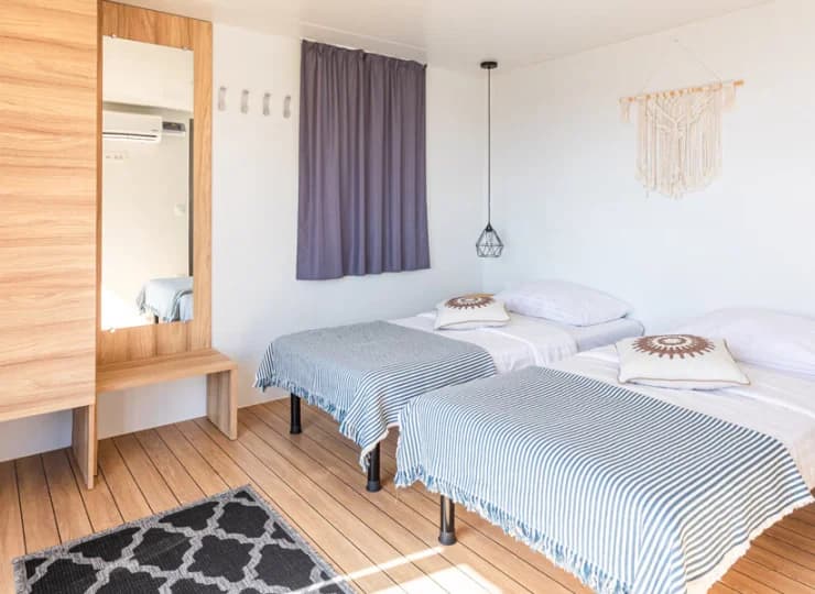 W domku Sun Lodge mieszczą się 2 pojedyncze łóżka i stylowe dodatki