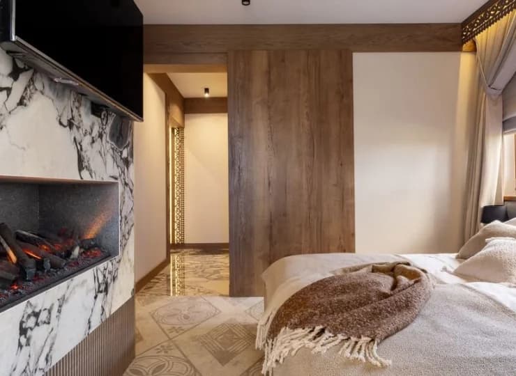 W sypialni Apartamentu Szpiglasowy Wierch jest kominek