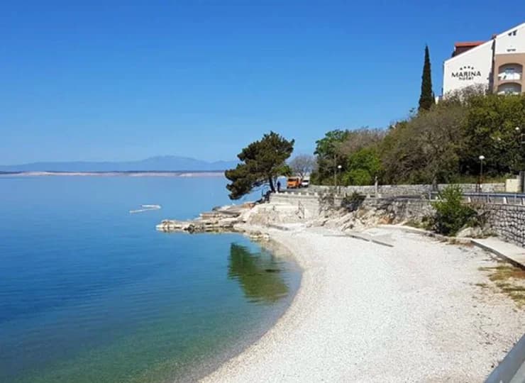 Obok hotelu jest kilka zatoczek plażpwych z łagodnym zejściem do wody