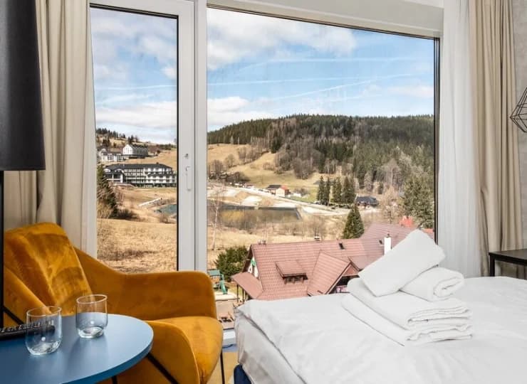 Pokoje wyróżniają panoramiczne okna