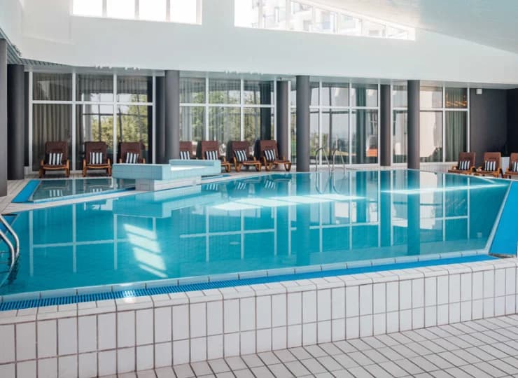 Goście mogą korzystać z dwóch basenów, leżaków i zewnętrznych koszy plażowych