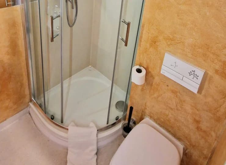 Łazienka jest wyposażona w pełen węzeł sanitarny
