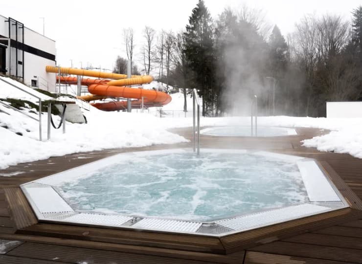 Hotel ma 2 zewnętrzne jacuzzi