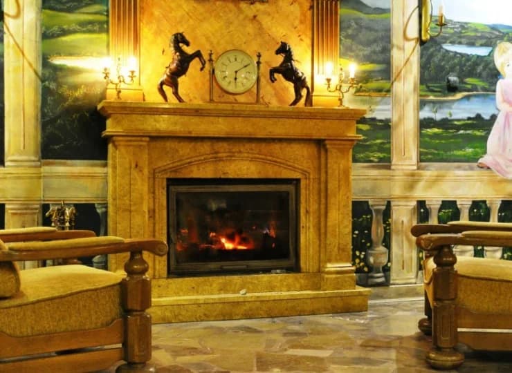 Wnętrze hotelu zdobią freski autorstwa Ahmo Ovciny tworząc wyjątkowy klimat