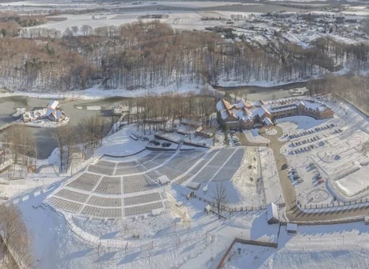 Oferuje kryty basen, dwie sale zabaw dla dzieci, zoo i inne atrakcje