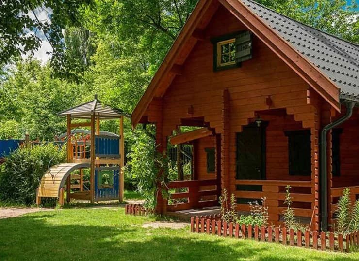 Dzieci mogą bawić się na zewnętrznym placu zabaw