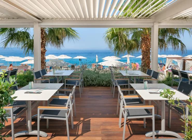 Hotelowa restauracja posiada przyjemny taras