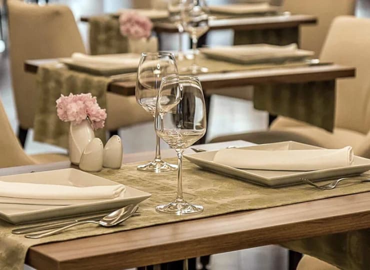 Hotelowa restauracja i bistro urządzone są w klasycznym stylu