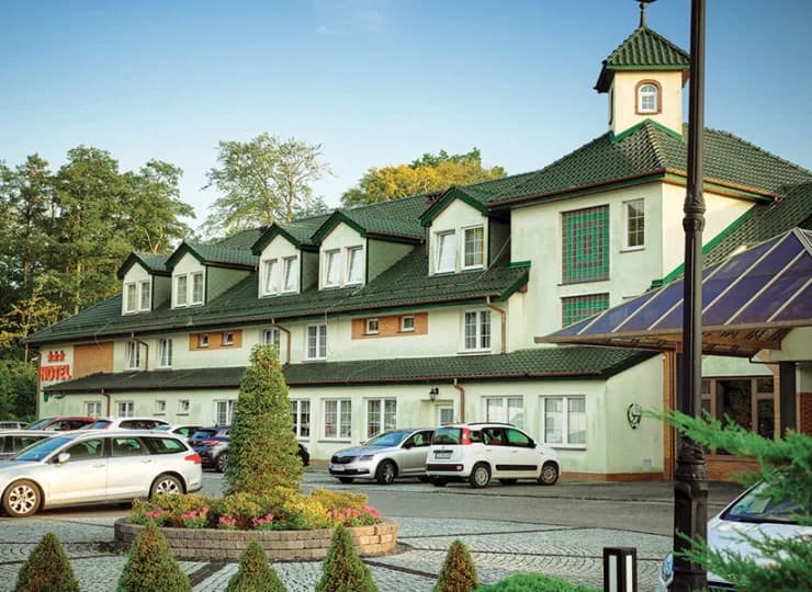 Hotel dysponuje własnym parkingiem