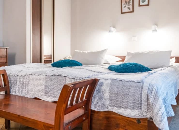 Z części pokoi rozciąga się widok na jezioro, z innych widać las