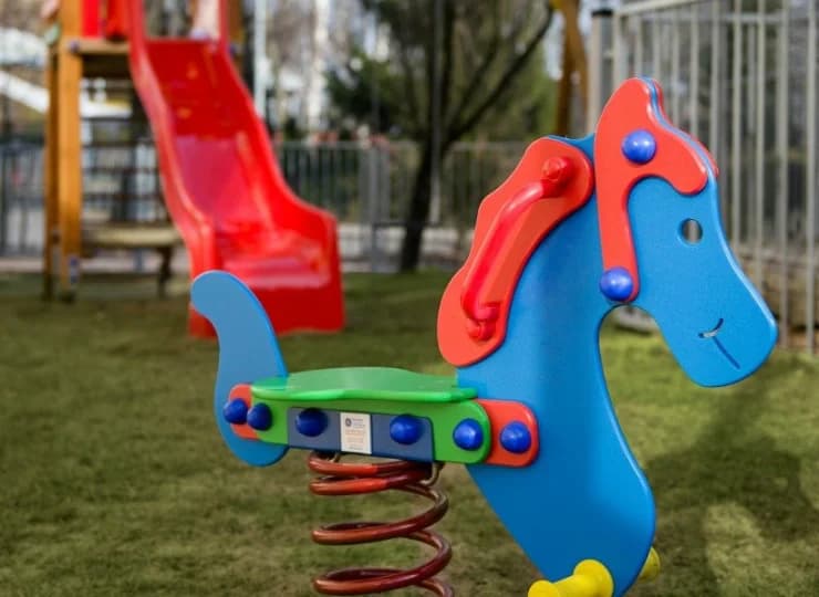 W przyhotelowym ogrodzie urządzono plac zabaw dla dzieci