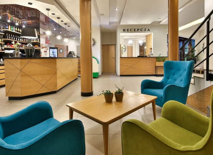 Hotel posiada drink bar oraz recepcję czynną przez całą dobę