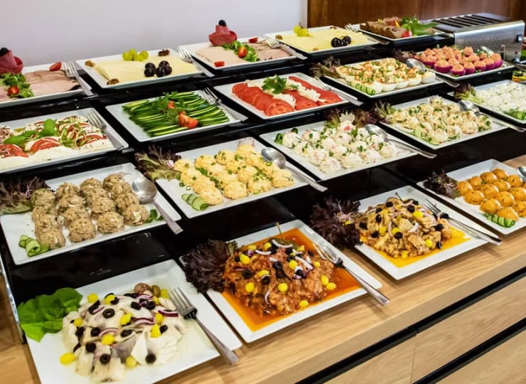 W restauracji jest podawane śniadanie i obiadokolację oraz dania z karty