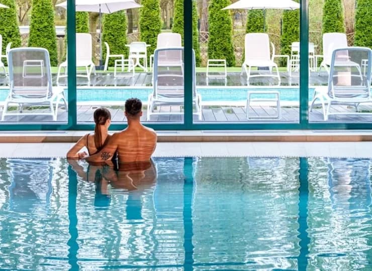 Hotel posiada wewnętrzną i zewnętrzną strefę basenową