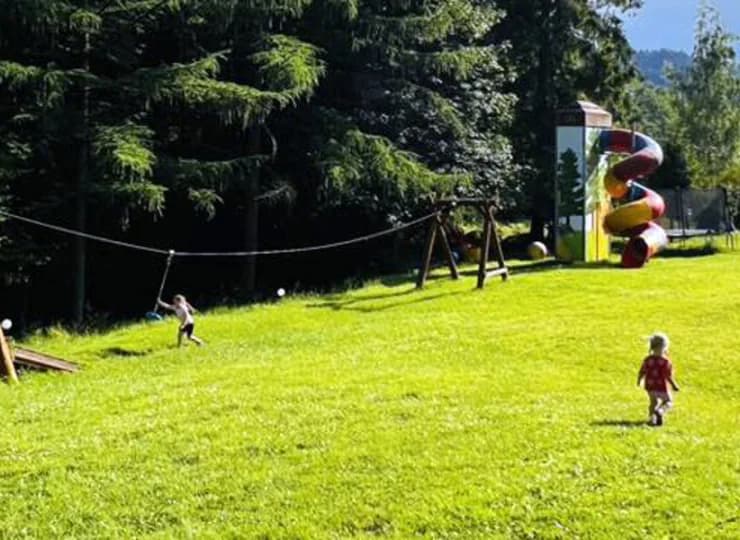 Na zewnątrz mieszczą się place zabaw, tyrolka i trampoliny