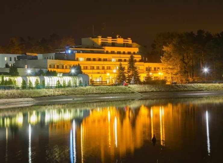 Hotel Wodnik to kompleks wypoczynkowy położony nad jeziorem Słok