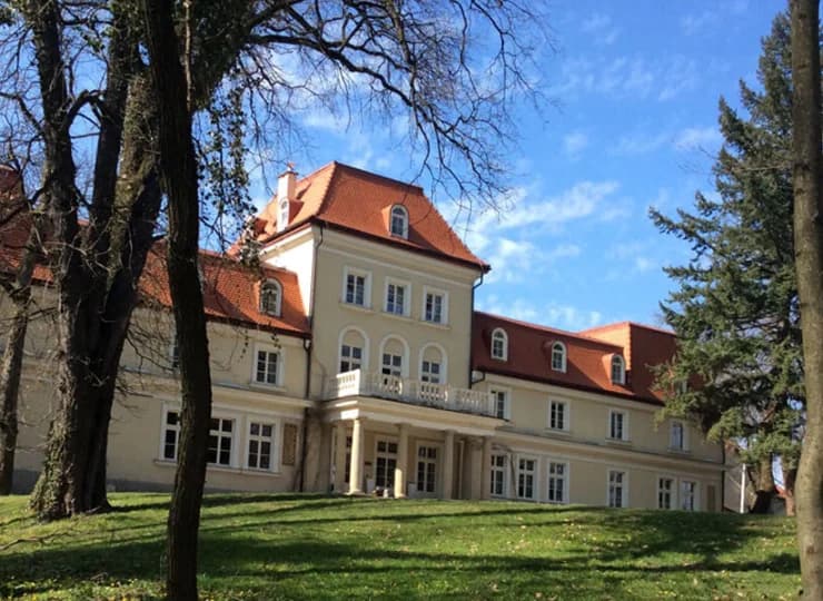 Zabytkowy Dwór Sieraków mieści się pod Wieliczką i Krakowem