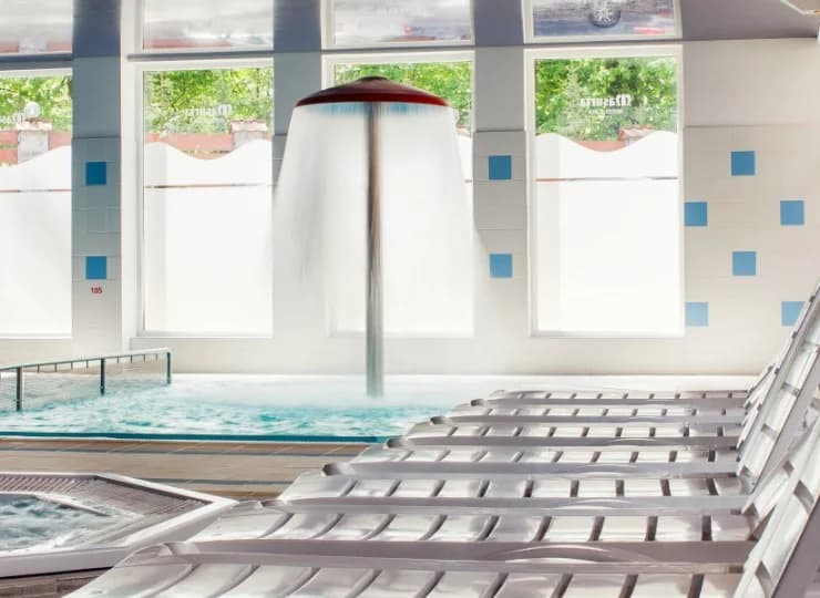 Jacuzzi i leżaki wokół basenu zachęcają do relaksu