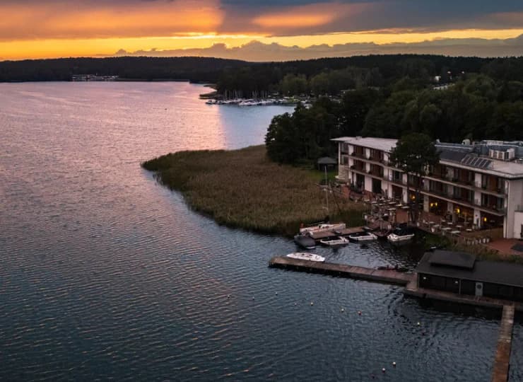 Tiffi Boutique Hotel o zachodzie słońca
