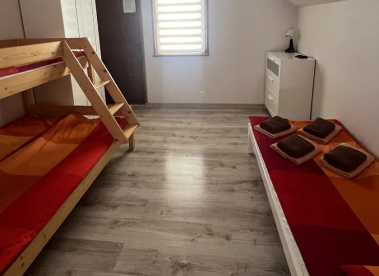 W sypialni domku 2-pokojowego mieszczą się łóżka pojedyncze oraz piętrowe