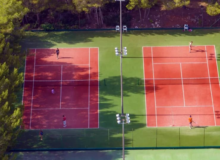 Z resortem sąsiaduje kompleks tenisowy