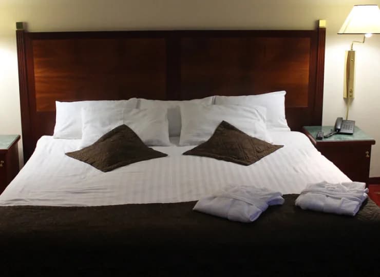 Hotel oferuje komfortowe pokoje z łazienkami