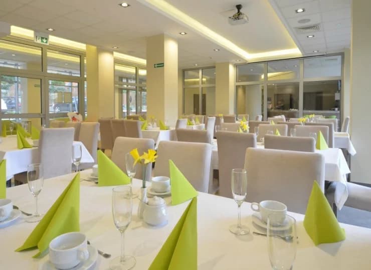 Kameralna restauracja podaje smaczne domowe dania i własne, wyśmienite ciasta