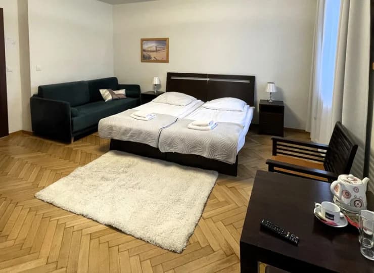 W pokoju 4-osobowym mieści się podwójne łóżko oraz rozkładana kanapa