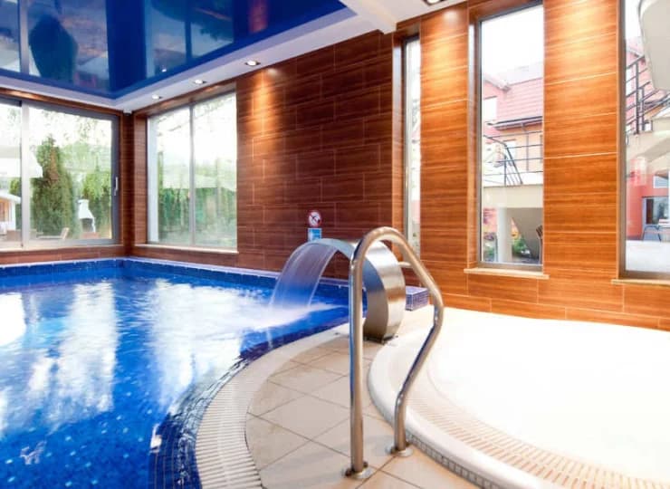 W strefie basenowej znajduje się również jacuzzi i kaskada
