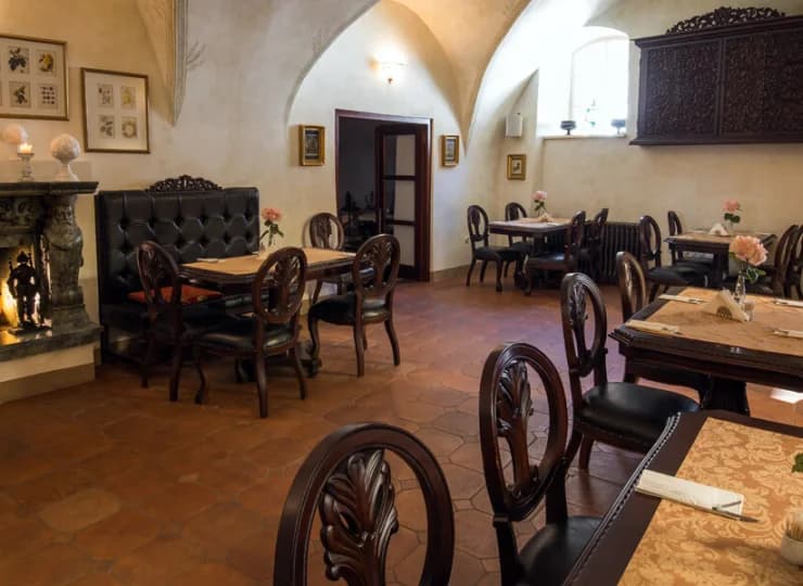 W hotelu mieści się styloa sala restauracyjna
