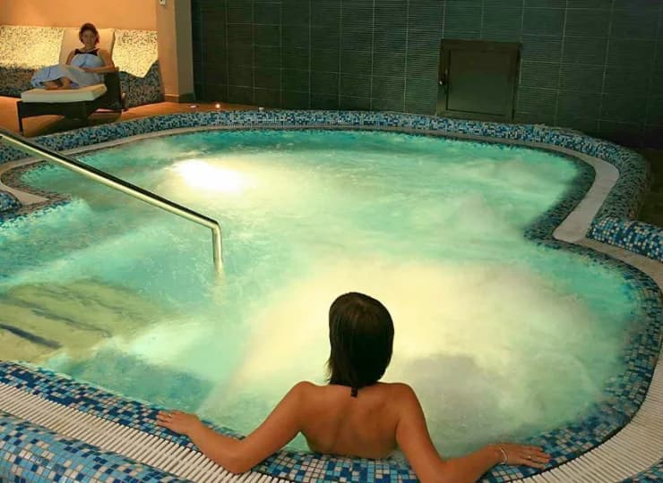 W hotelu jest też basen z ogrzewaną słodką wodą (nieczynny latem)