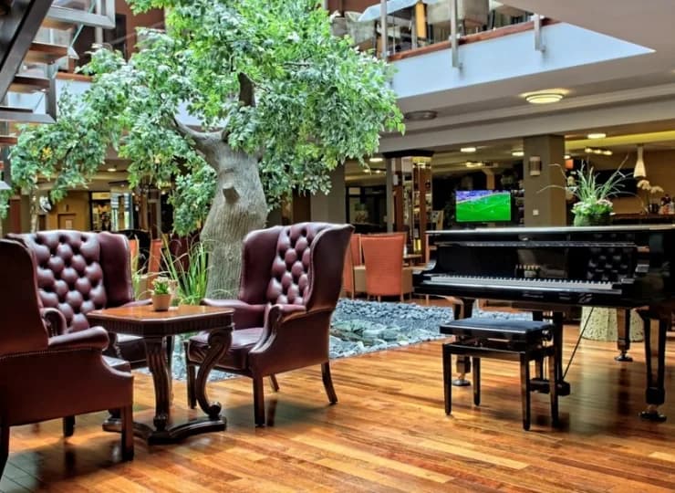 W lobby barze odbywają się koncerty fortepianowe i saksofonowe